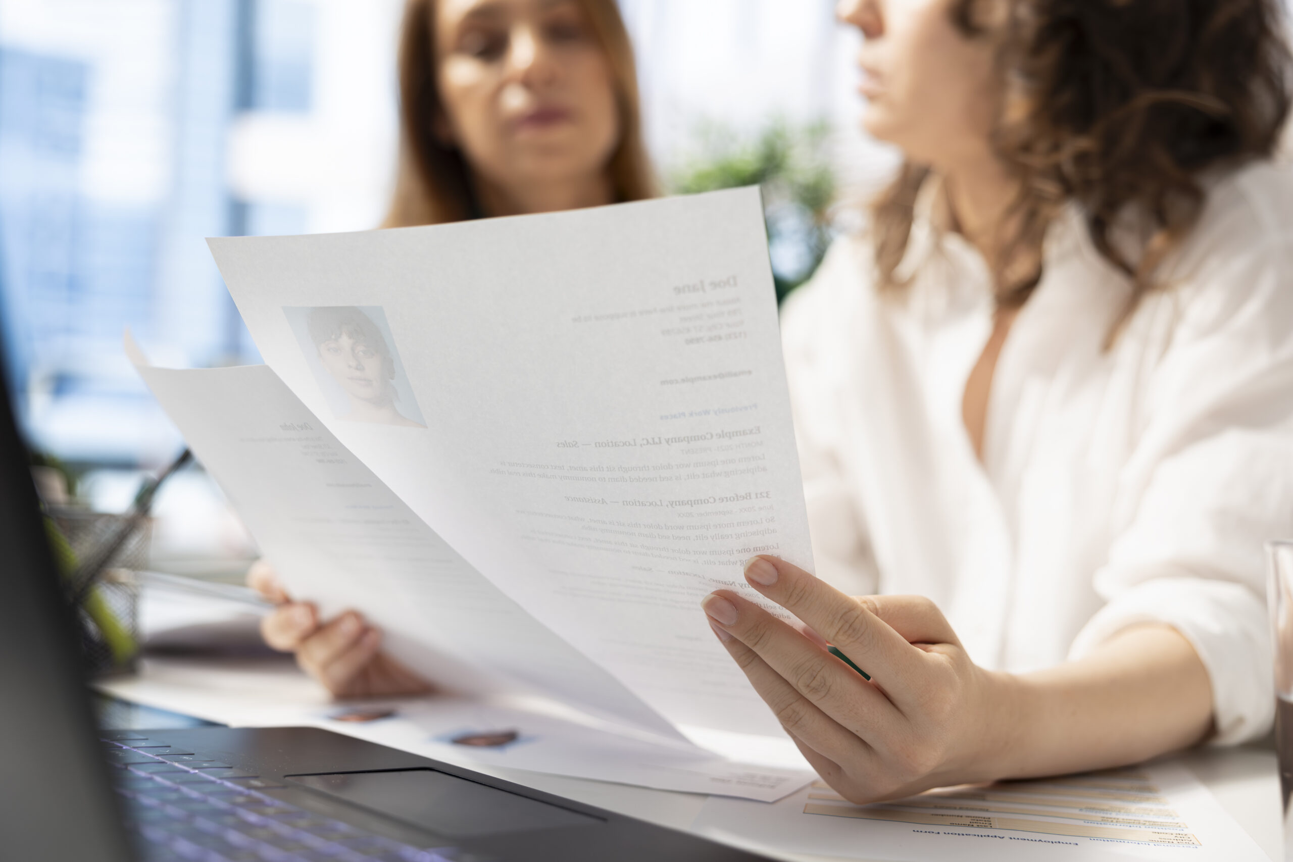 Profesionales analizando un currículum y el cómputo de la experiencia a jornada parcial para cumplir con los pliegos de una licitación pública.