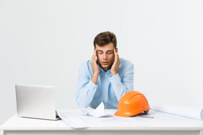 Profesional de la construcción o promotor agobiado por trámites administrativos, ilustrando un artículo legal sobre la devolución de tasas municipales y el Impuesto de Instalaciones y Obras (ICIO).